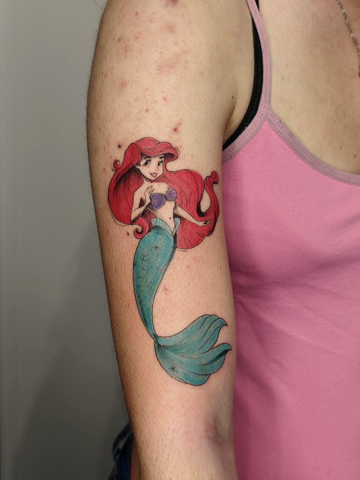 Color character piece on upper arm